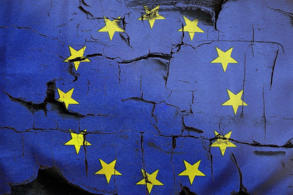 drapeau de l'Union européenne fissuré