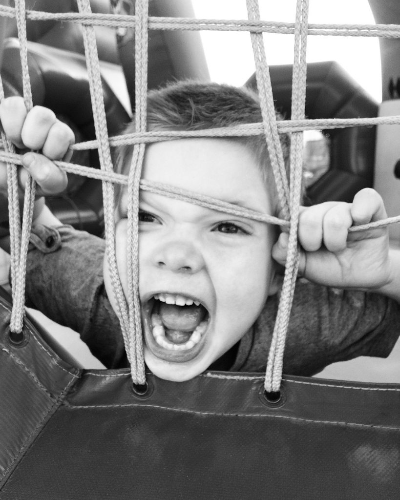 enfant criant lorsqu'il reçoit une amende RDPD