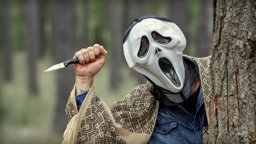 scream mask with knife