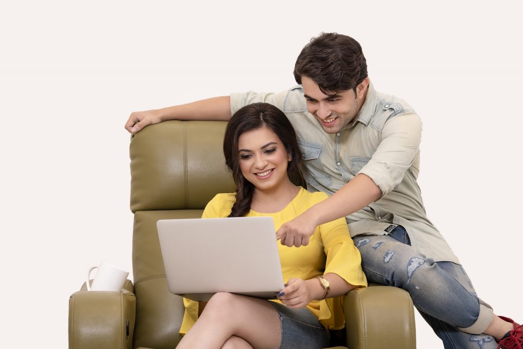 couple avec ordinateur